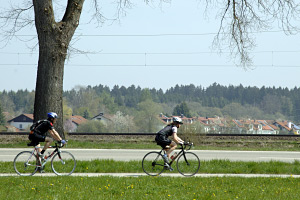 Foto: Zwei Radfahrer mit Helm