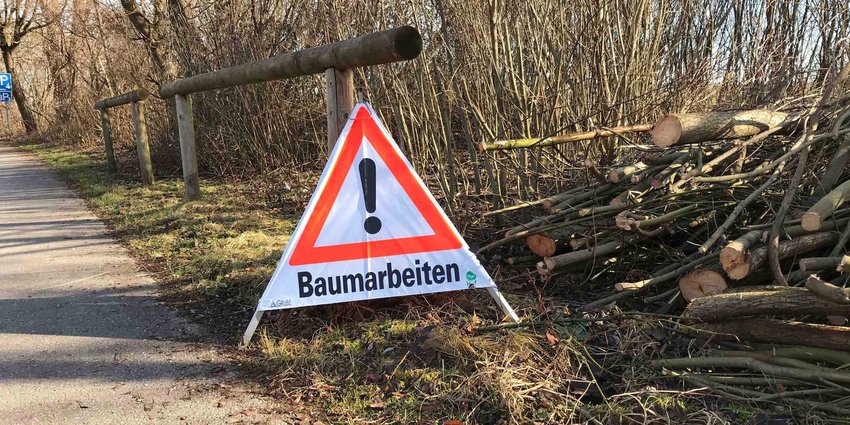 Noch bis Februar 2022 laufen Baumpflegearbeiten in den Erholungsgebieten im Landkreis München. Foto: Warnschild "Baumarbeiten"