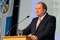 Foto: Landrat Göbel hält Rede am Kreisfeuerwehrtag 2015