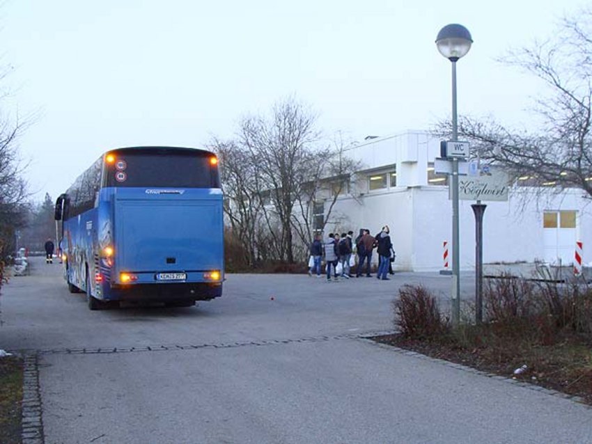 Foto: Bus bringt Asylbewerber nach Taufkirchen