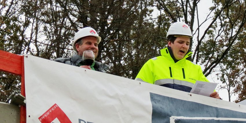 Foto: Freuten sich über die Fertigstellung des Rohbaus in Ottobrunn (v. l. n. r.): die Ersten Bürgermeister Stefan Kern (Brunnthal), Johann Eichler (Aying), Günter Heyland (Neubiberg), Architekt Armin Daam, Zweite Bürgermeisterin Monika Modrow-Lange (Ottobrunn), Schulleiter Armin Lebert, Landrat Christoph Göbel und Erster Bürgermeister Edwin Klostermeier (Putzbrunn).