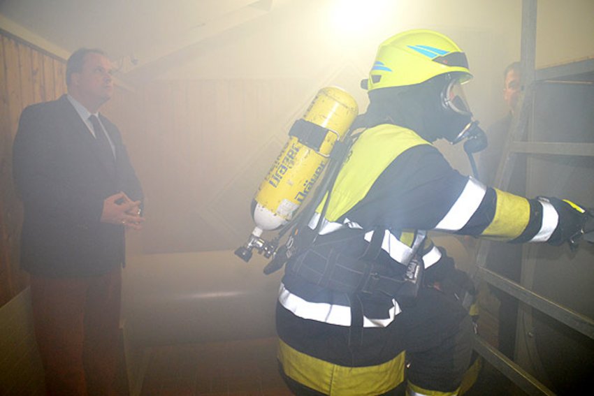 Foto: Landrat Göbel beobachtet einen Feuerwehrmann