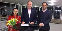 Glücklicher Wahlsieger: Christoph Göbel (Mitte) zusammen mit Ehefrau Ochmaa Göbel und dem Wahlleiter für den Landkreis München, Alfred-Alexander Gaßner. Foto: Christoph Göbel (Mitte) zusammen mit Ehefrau Ochmaa Göbel und dem Wahlleiter für den Landkreis München, Alfred-Alexander Gaßner.