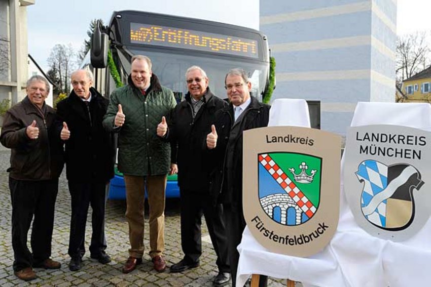 Foto: Fünf Politiker stehen vor einem MVV-Bus