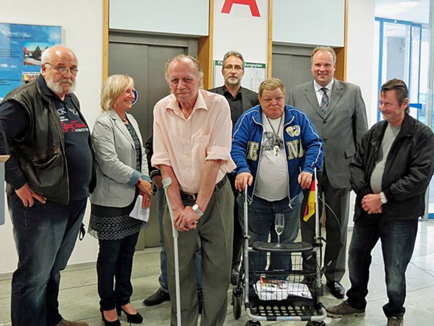 Künstler des Hauses St. Benno Kreative und begabte Künstler: die Bewohner des Hauses St. Benno in Oberschleißheim mit Kunsttherapeutin Inge Jakobsen, KMFV-Vorstand Ludwig Mittermeier (Mitte hinten) sowie Landrat Christoph Göbel (Zweiter von rechts).