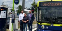 Landrat Christoph Göbel (r.) mit Pullachs Erster Bürgermeisterin Susanna Tausendfreund und Martin Geldhauser, Geschäftsführer der Geldhauser Linien- und Reiseverkehr GmbH, vor dem neuen Pantographen am S-Bahnhof Höllriegelskreuth.