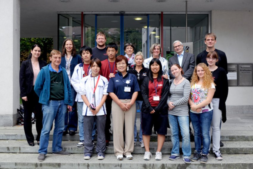 Gruppenbild vor dem Landratsamt München (Gäste aus Japan, Sportstudenten aus Deutschland, Vertreter der Bayerischen Sportjugend im Kreis München- Land, Kreisarchivpfleger Dr. Falk Bachter (2. v. rechts hintere Reihe) und Mitarbeiter des Landratsamtes)