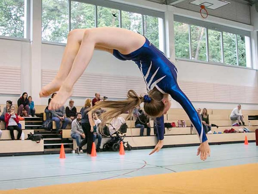 Sportlerin beim Salto Foto: Sportlerin beim Salto