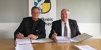 Garchings Erster Bürgermeister Dr. Dietmar Gruchmann und Landrat Christoph Göbel unterzeichnen im Landratsamt den Kaufvertrag. Foto: Garchings Erster Bürgermeister Dr. Dietmar Gruchmann und Landrat Christoph Göbel unterzeichnen im Landratsamt den Kaufvertrag.