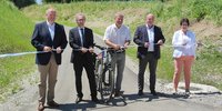 Eröffnung Geh- und Radweg zwischen Neuried und Gauting Foto (v.l.n.r.): Landrat Christoph Göbel, Dr. Josef Rott, Abteilungsleiter Vernetzte Mobilität und ÖPNV im Bayerischen Verkehrsministerium, Neurieds Erster Bürgermeister Harald Zipfel, Georg Scheitz, weiterer Stellvertreter von Landrat Stefan Frey, sowie Gautings Erste Bürgermeisterin Dr. Brigitte Kössinger.