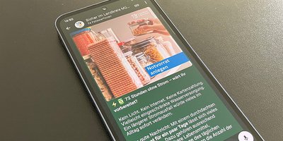 Foto: Ein Handy, auf dessen Bildschirm WhatsApp geöffnet ist. Angezeigt wird der Whatsapp-Warnkanal des Landkreises.