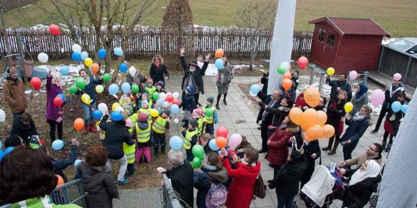 Teilnehmer der Feier lassen Luftballons steigen Foto: Beliebtester Programmpunkt bei den Kindern: Luftballons steigen lassen.