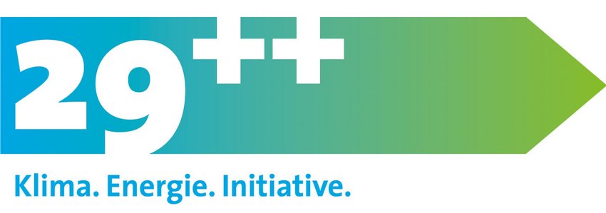 Logo 29++ Klima. Energie. Initiative. Foto: Ein nach rechts zeigender Pfeil, dessen Farbe von blau nach grün wechselt, darin eine weiße 29 sowie zwei weiße "Plus"-Zeichen und darunter die Worte Klima. Energie. Initiative. stellen das Logo der neuen Energieinitiative im Landkreis München dar.