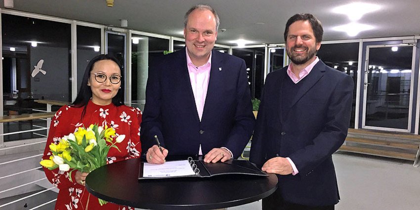 Glücklicher Wahlsieger: Christoph Göbel (Mitte) zusammen mit Ehefrau Ochmaa Göbel und dem Wahlleiter für den Landkreis München, Alfred-Alexander Gaßner. Foto: Christoph Göbel (Mitte) zusammen mit Ehefrau Ochmaa Göbel und dem Wahlleiter für den Landkreis München, Alfred-Alexander Gaßner.