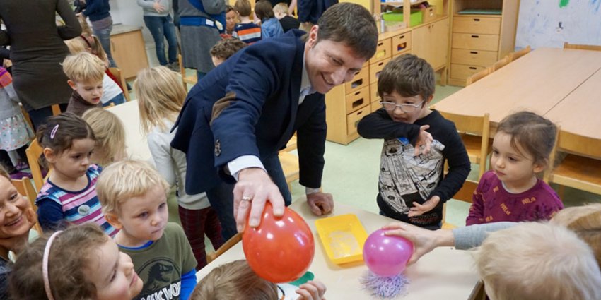 Foto: Bürgermeister Kemmelmayer und die kleinen Forscher unternahmen auch Experimente mit Luftballons.