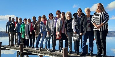 Foto: Die Teilnehmerinnen und Teilnehmer der 15 Mitglieder der Arbeitsgemeinschaft bei ihrer Klausurtagung am Starnberger See.