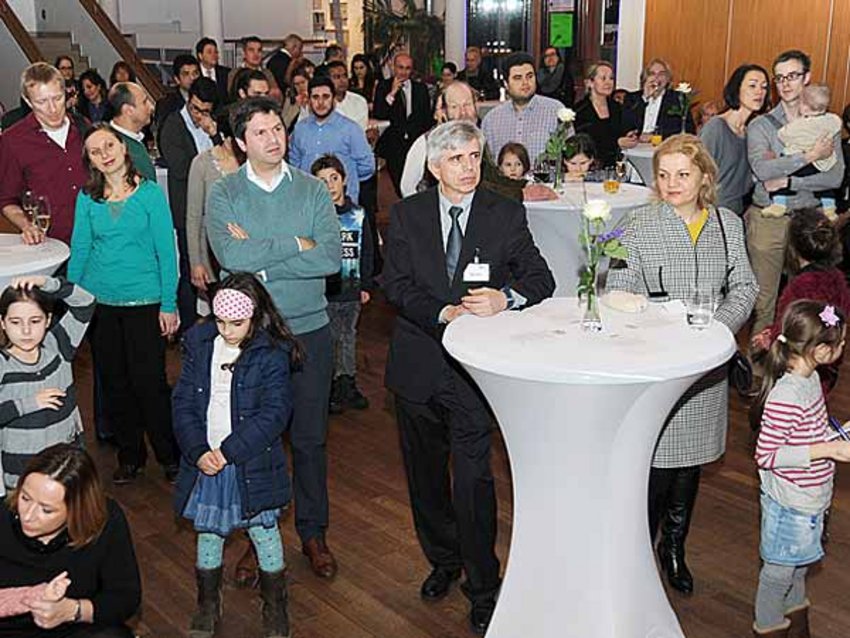 Foto: Die um die Bistrotische versammelten Gäste im Bürgerhaus Gräfelfing lauschen den Ansprachen von Landrat Christoph Göbel und Bürgermeisterin Uta Wüst.