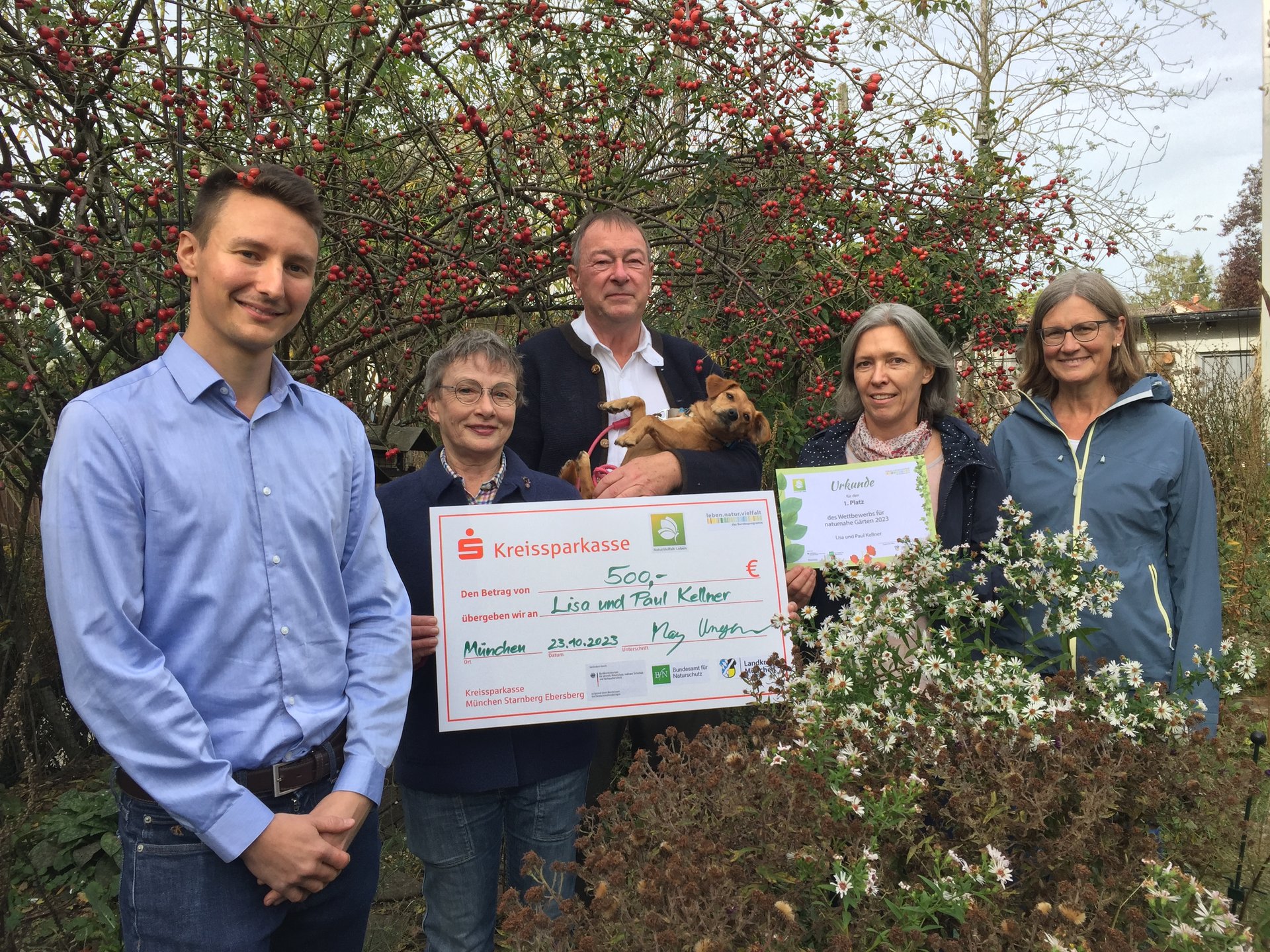 Foto: Benjamin Ungar (Projekt-Team NaturVielfalt Leben, Familie Kellner, Susanne May (Projekt-Team NaturVielfalt Leben), Ute Borchers (Bundesprogramm Biologische Vielfalt) bei der Übergabe des Preisgeldes (v.l.n.r.)