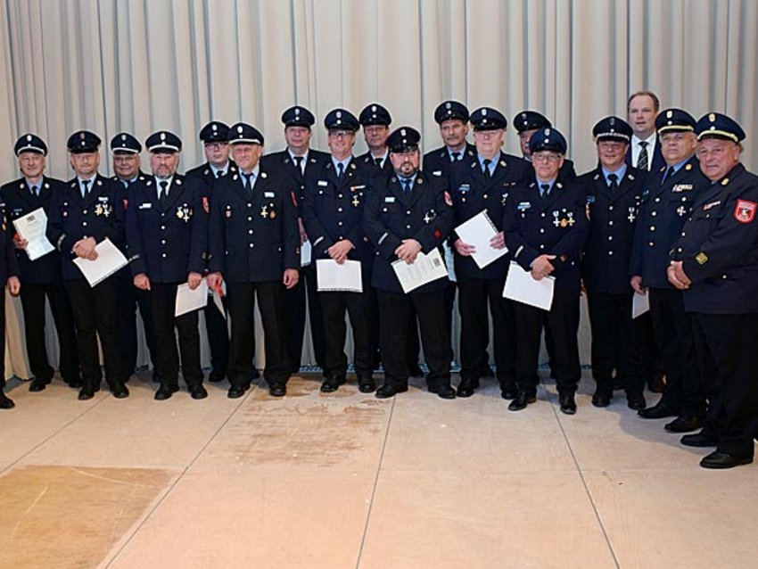 Foto:  15 Feuerwehrleute wurden für 40-jährige aktive Dienstzeit mit dem Feuerwehr-Ehrenzeichen in Gold ausgezeichnet.