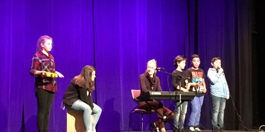 Band der Mittelschule bei der Eröffnung des Taufkirchener Familienstützpunktes Foto: Den größten Applaus erhielt die Band der Mittelschule: die jungen Musiker bewiesen nicht nur Mut, sondern auch Talent.