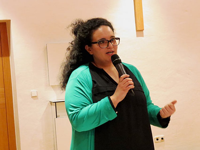 Helferkreis-Ansprechpartnerin Elif Yildizoglu Foto: Elif Yildizoglu, Ansprechpartnerin der Helferkreise Asyl im Landkreis München, stellt sich beim Empfang für die ehrenamtlichen Asylhelfer im Festsaal des Landratsamtes den Anwesenden vor.