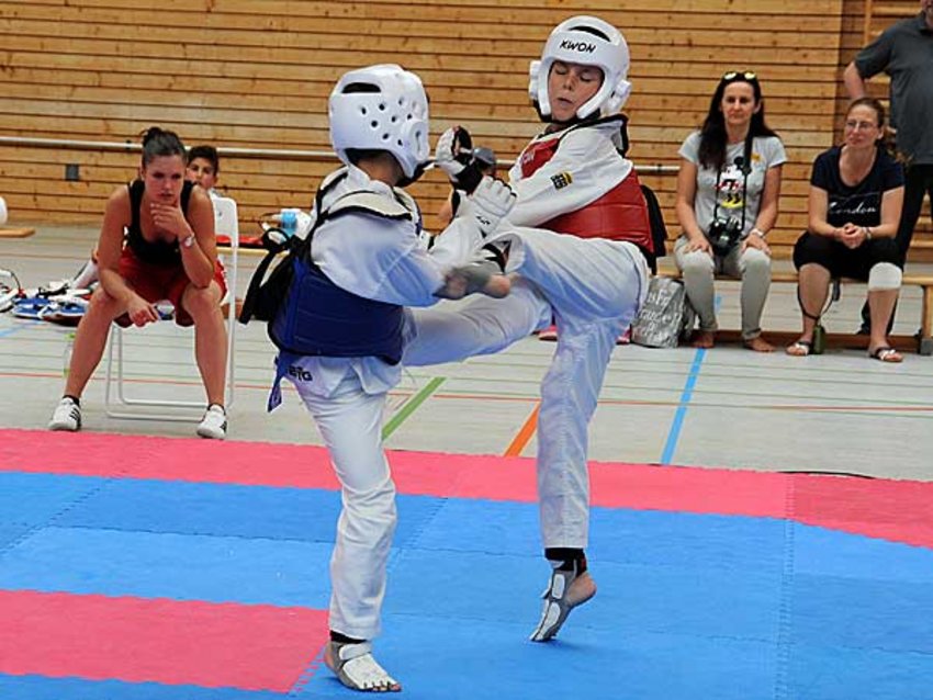 Zwei Taekwondo-Sportler beim Kampf.