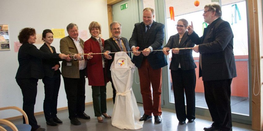 Foto: Symbolischer Akt zur Eröffnung: Der zweite Familienstützpunkt im Landkreis München hat in Schäftlarn seinen Betreib aufgenommen.