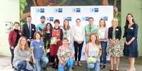 Vier Kindergärten aus dem Landkreis München auf Festabend der IHK ausgezeichnet © Hase / IHK Jutta Moschner, Teamleiterin Stiftung Haus der kleinen Forscher, Dr. Thomas Kürn, Bereichsleiter Berufliche Bildung bei der IHK für München und Oberbayern (2. Reihe, 1. und 2. v.l.), sowie Familienstaatssekretärin Carolina Trautner und IHK-Vizepräsidentin Kathrin Wickenhäuser-Egger (2. und 1.v.r.) gratulierten den pädagogischen Fachkräften der vier Kindergärten zur Zertifizierung als „Haus der kleinen Forscher“, Tierpark Hellabrunn in München, 9.7.2019