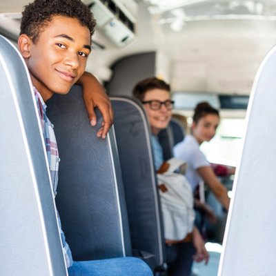 Foto: Jugendliche im Bus