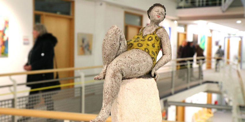 Eine Skulptur von Andrea Keinert in Ton und Acryl: „Herr Bademeister, hallo!“ Eine Skulptur von Andrea Keinert in Ton und Acryl: „Herr Bademeister, hallo!“