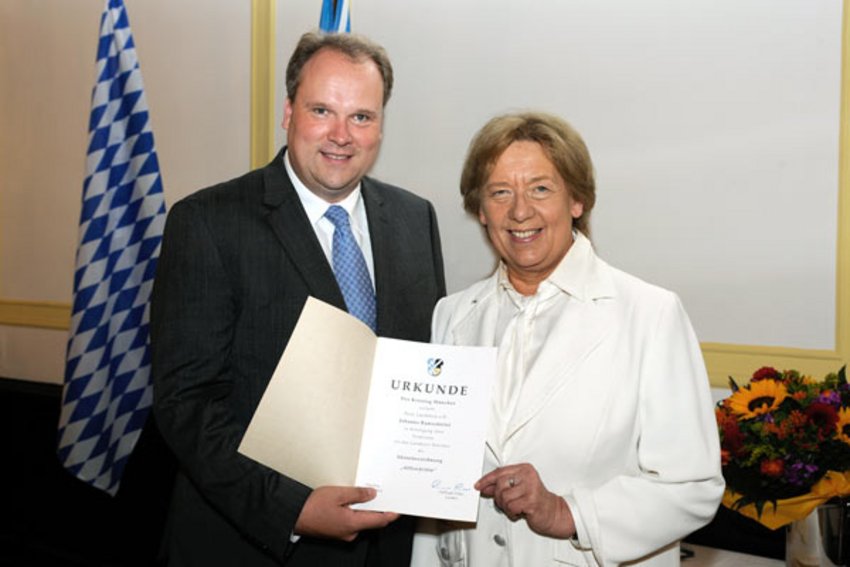 Landrat Christoph Göbel und Altlandrätin Johanna Rumschöttel mit Urkunde Foto: Landrat Christoph Göbel und Altlandrätin Johanna Rumschöttel mit Urkunde