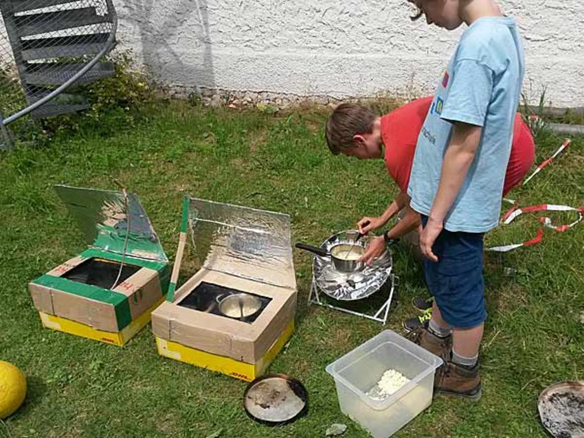 Foto: Schaukochen für die Gäste mit den selbstgebauten Solarkochern
