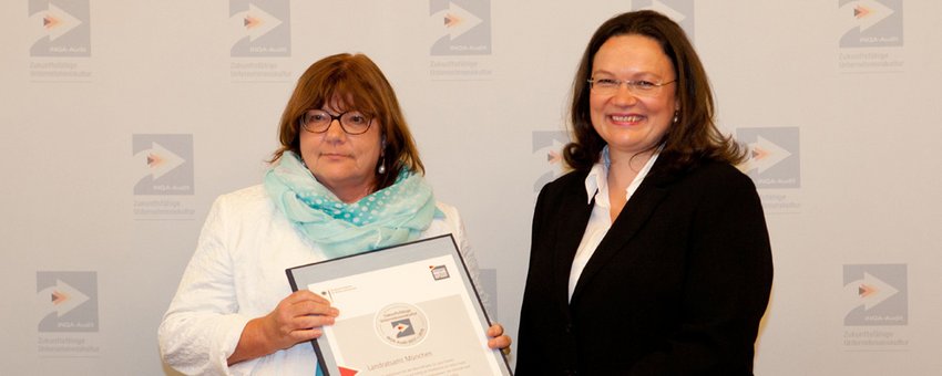 Gabriele Mahl (li), Fachbereichsleiterin Personal, nimmt für das Landratsamt München in Berlin die Auszeichnung von Bundesarbeitsministerin Andrea Nahles in Empfang.