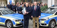 Foto: Polizeipräsident Hubertus Andrä (li) und Landrat Christoph Göbel mit den neuen Polizeibeamten im Landkreis München und Mitarbeitern aus dem Landratsamt.