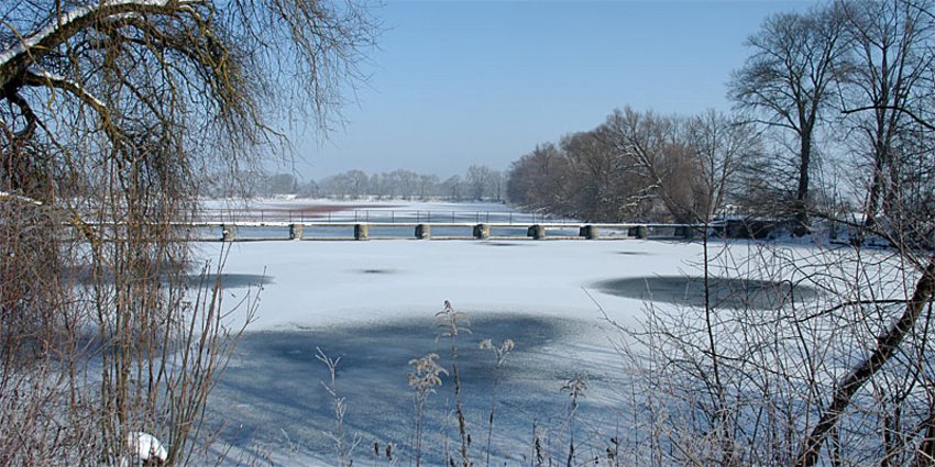 Die Eisdecke auf Seen und Weihern ist oft nicht so stabil, wie es auf den ersten Blick scheint. Foto: Dünne, nicht geschlossene Eisdecke am Ismaninger Speichersee.