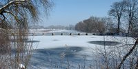 Die Eisdecke auf Seen und Weihern ist oft nicht so stabil, wie es auf den ersten Blick scheint. Foto: Dünne, nicht geschlossene Eisdecke am Ismaninger Speichersee.