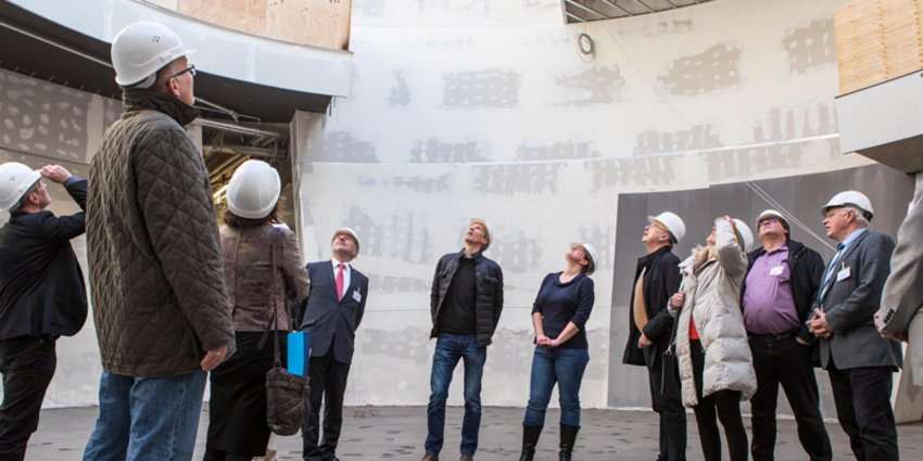 Foto: Faszinierende Einblicke: Die Gäste aus der Region Hannover beim Besuch des im Bau befindlichen Astronomie-Zentrums "Supernova" in Garching.