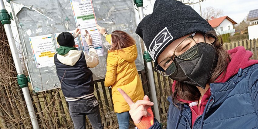 Plakataktion "Stimme der Jugend" des Kreisjugendrings München-Land Foto: Jugendliche hängen die KJR-Plakate auf