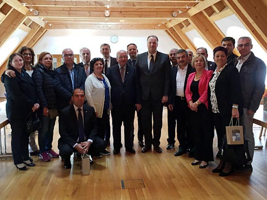 Foto: Landrat Christoph Göbel begrüßt die 17 türkischen Bürgermeister im Festsaal des Landratsamtes