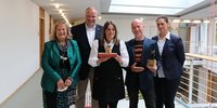 Scheckübergabe Kulturtrophäe Gruppenfoto (v.l.n.r.): Annette Ganssmüller-Maluche, Kreisrätin und weitere Stellvertreterin des Landrats, Landrat Christoph Göbel, Ute Strimmer, Tochter des verstorbenen Künstlers Johann Strimmer, der den siegreichen Entwurf „Kleine Muse“ erstellt hat, Roman Hummitzsch, dessen Entwurf auf den dritten Platz gewählt wurde, und Kreisrätin Claudia Leitner