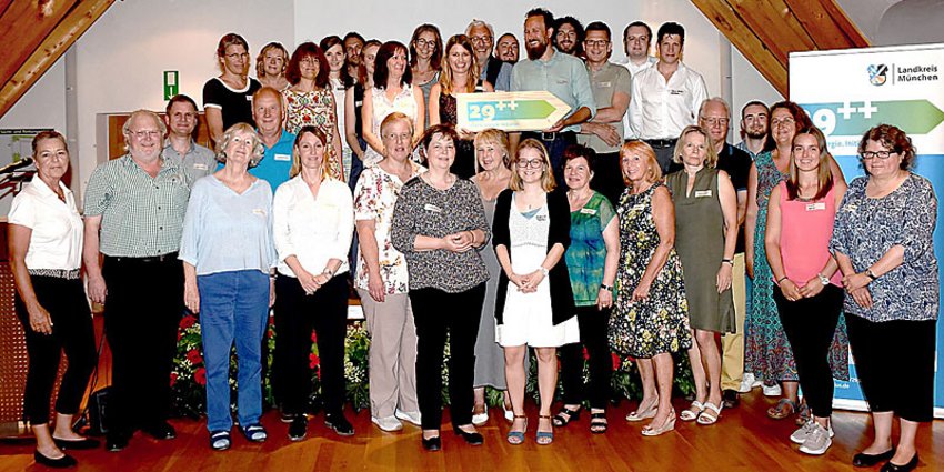 Foto: Wollen sich auf dem Weg zum Fairtrade Landkreis gemeinsam für einen gerechteren Handel auf der Welt einsetzen: die Teilnehmerinnen und Teilnehmer der neu gegründeten Steuerungsgruppe Fairtrade Landkreis München.