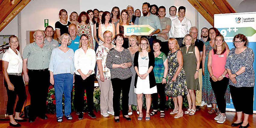 Foto: Wollen sich auf dem Weg zum Fairtrade Landkreis gemeinsam für einen gerechteren Handel auf der Welt einsetzen: die Teilnehmerinnen und Teilnehmer der neu gegründeten Steuerungsgruppe Fairtrade Landkreis München.