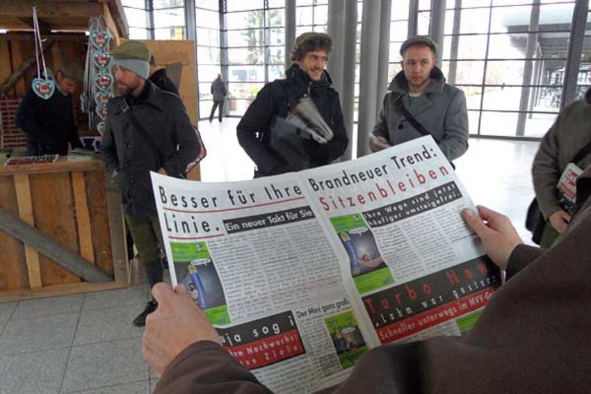 Ein Mann hält ein Extrablatt in der Hand Foto: Zeitungsjungen im Stil der 50er-Jahre