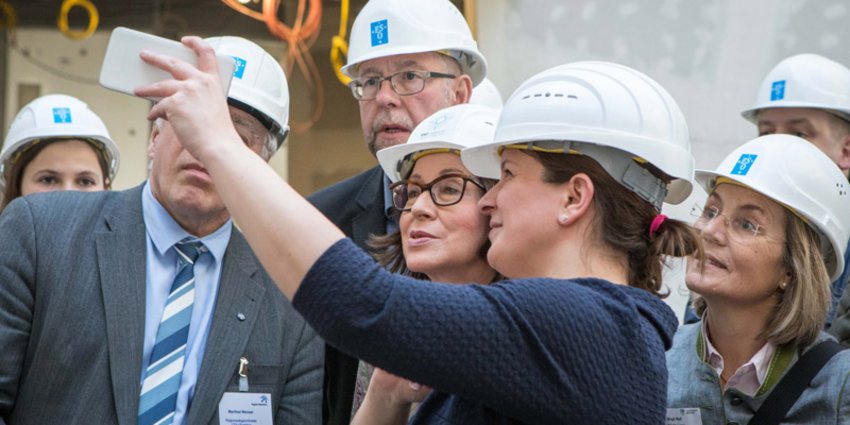 Koordinatorin der ESO Supernova und Delegation Foto: Die Koordinatorin der ESO Supernova, Tania Johnston, erläuterte der Delegation Details zum sogenannten "Welt-Raum" der Supernova.