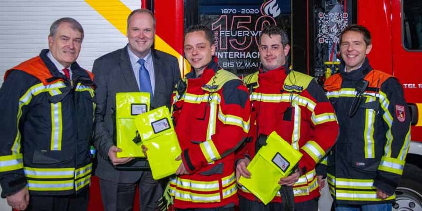 Foto: Freiwillige Feuerwehr Unterhaching v.l.n.r.: Kreisbrandrat Josef Vielhuber, Landrat Christoph Göbel, Christian Albrecht, 1. Kommandant der Freiwilligen Feuerwehr Unterhaching, Alexander Beschowetz, stv. Kommandant der Freiwilligen Feuerwehr Unterhaching, und der projektverantwortliche Kreisbrandmeister Thilo Hoffmann bei der Übergabe der Kennzeichnungstaschen. Foto: Freiwillige Feuerwehr Unterhaching