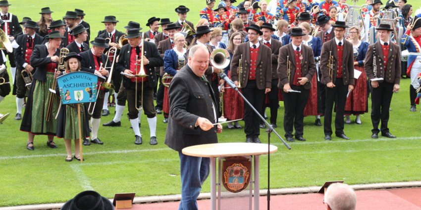 Nicht nur Landrat Christoph Göbel stand die Freude beim Dirigieren ins Gesicht geschrieben. Auch die gut 250 Musiker und das Publikum hatten jede Menge Spaß beim Tag der Blasmusik.