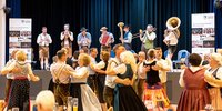 Foto: Zahlreiche Tanzwillige waren der Einladung des Landkreises gefolgt und schwangen beim Volkstanzabend in Oberschleißheim begeistert das Tanzbein.