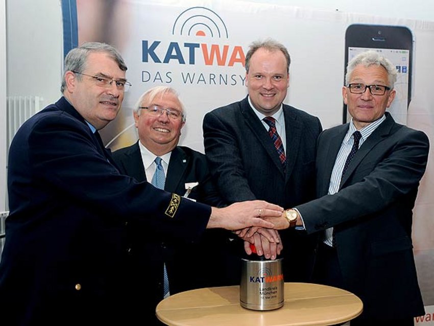 Foto: Landrat Christoph Göbel startet das Katwarn-System für den Landkreis München.