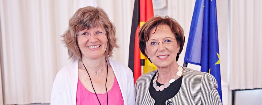 Staatsministerin Emilia Müller (re.) hat das hohe gemeinnützige Engagement von Regine Zille mit der Bayerischen Staatsmedaille für soziale besondere Verdienste gewürdigt. Foto: StMAS