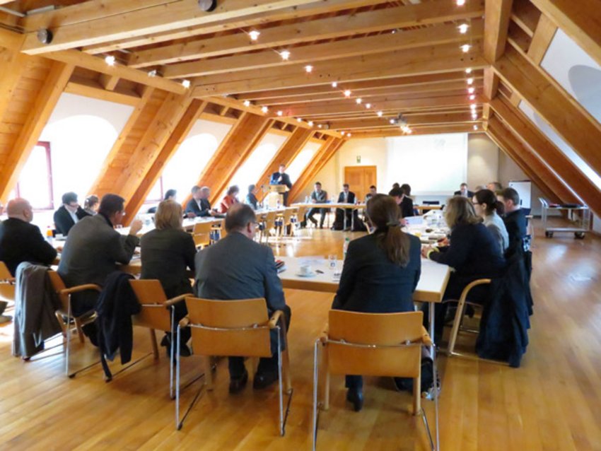 Foto: Bürgermeister und Wirtschaftsförderer in der Diskussion mit Landrat Christoph Göbel